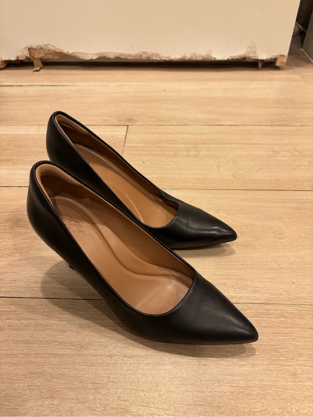 Women's Black Pointed-Toe Mid Heel Pumps